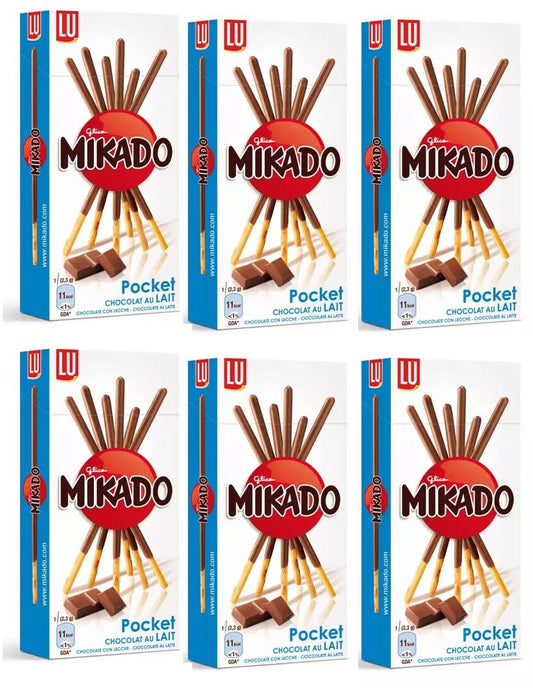 Confezioni multiple di Mikado Pocket al cioccolato al latte disposte su sfondo neutro