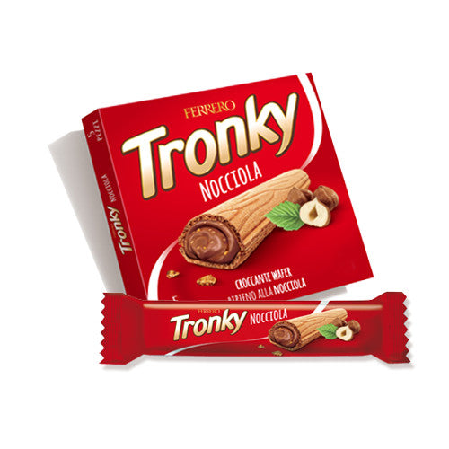 Confezione e singola barretta di Ferrero Tronky Nocciola su sfondo neutro, con wafer in primo piano e nocciole sullo sfondo