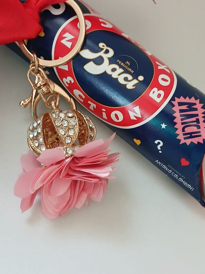 Baci Perugina BaciONbox - Confezione Regalo con Fiocco Rosso e Portachiavi Corona con Nappina Rosa
