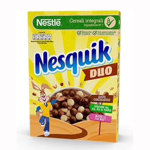 Confezione di cereali Nestlé Nesquik Duo con palline al cioccolato e vaniglia, mostrata con una ciotola di cereali e il personaggio Nesquik su sfondo neutro