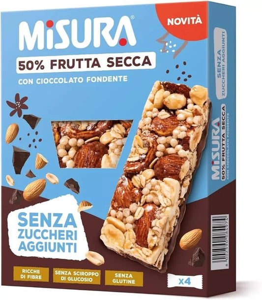Confezione di barrette Misura 50% Frutta Secca con Cioccolato Fondente, mostrata con una barretta parzialmente incartata e ingredienti sparsi su sfondo neutro
