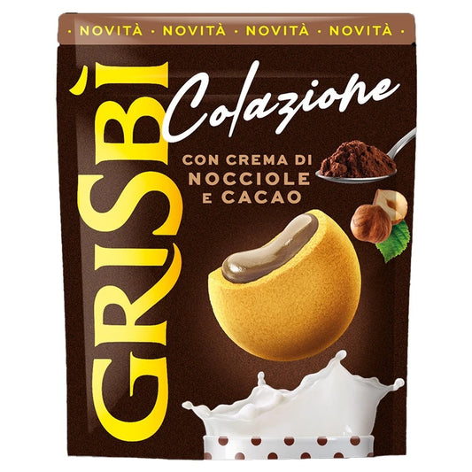 Confezione di biscotti Grisbì Colazione con crema di nocciole e cacao, con un biscotto farcito in primo piano, su sfondo neutro