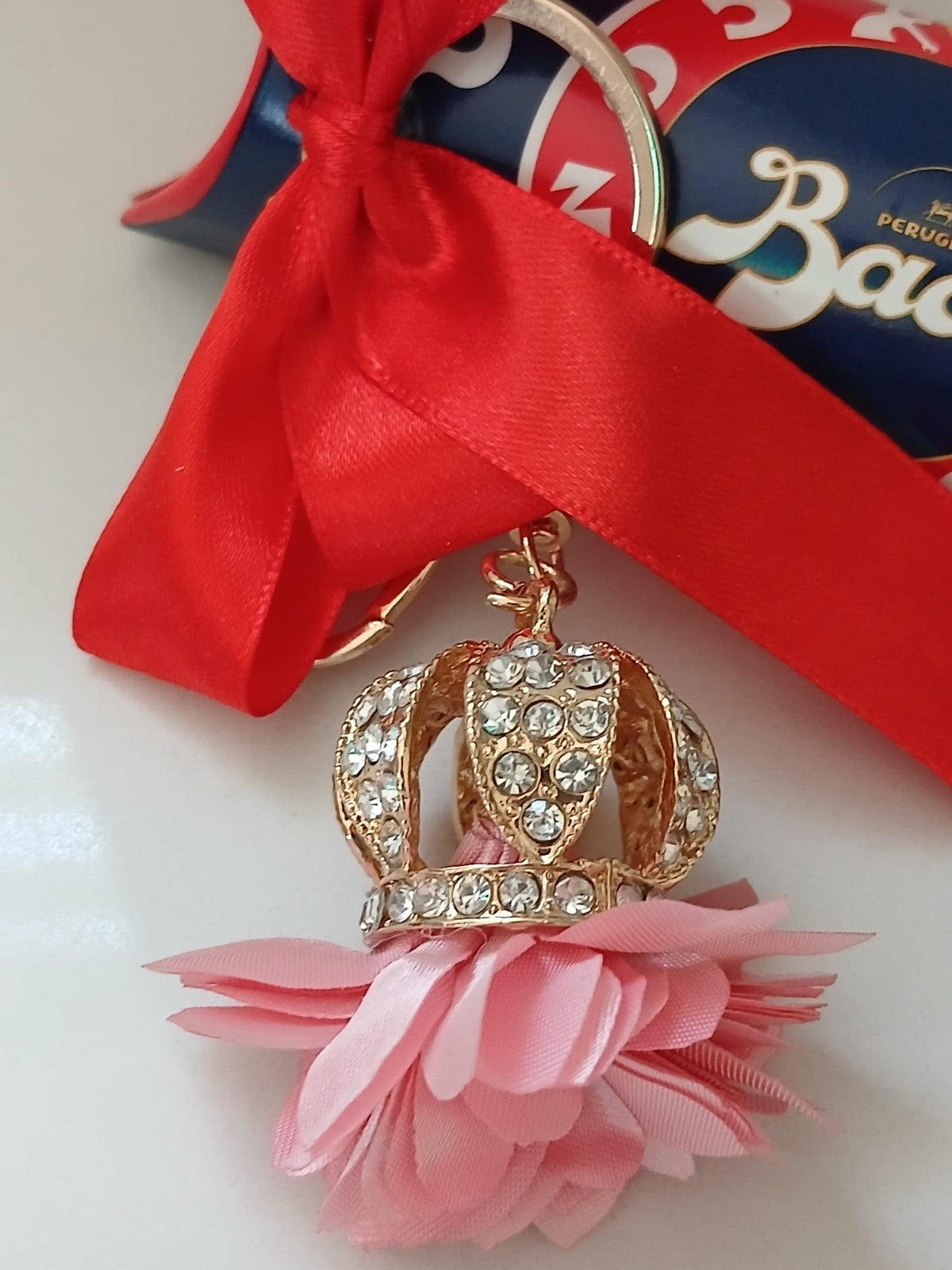 Baci Perugina BaciONbox - Confezione Regalo con Fiocco Rosso e Portachiavi Corona con Nappina Rosa