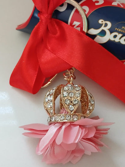 Baci Perugina BaciONbox - Confezione Regalo con Fiocco Rosso e Portachiavi Corona con Nappina Rosa