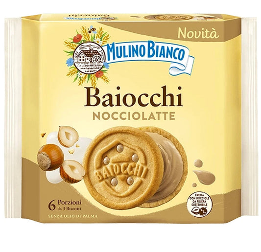 Confezione di biscotti Mulino Bianco Baiocchi Nocciolatte, mostrati con un biscotto aperto che rivela la crema e nocciole intere su sfondo neutro