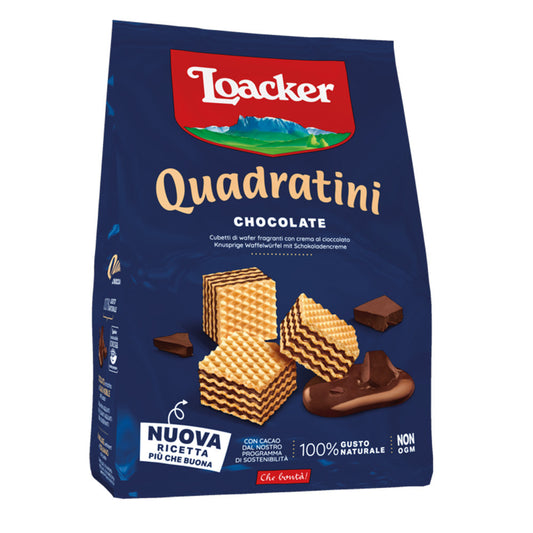 Confezione di Loacker Quadratini Chocolate con i tipici wafer a cubetti e una golosa colata di crema al cioccolato su sfondo neutro