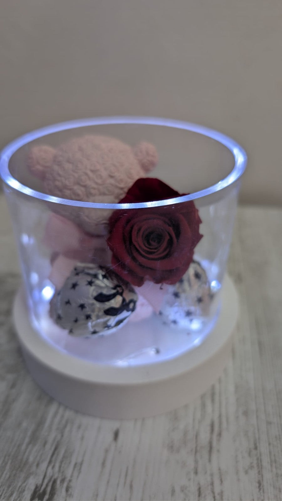 Cofanetto in Acrilico con Orsetto, Rosa Stabilizzata e Cioccolatini su Base Luminosa