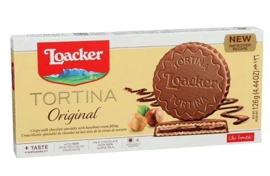 Confezione di Loacker Tortina Original con una tortina intera e una sezione che mostra il ripieno alla nocciola su sfondo neutro