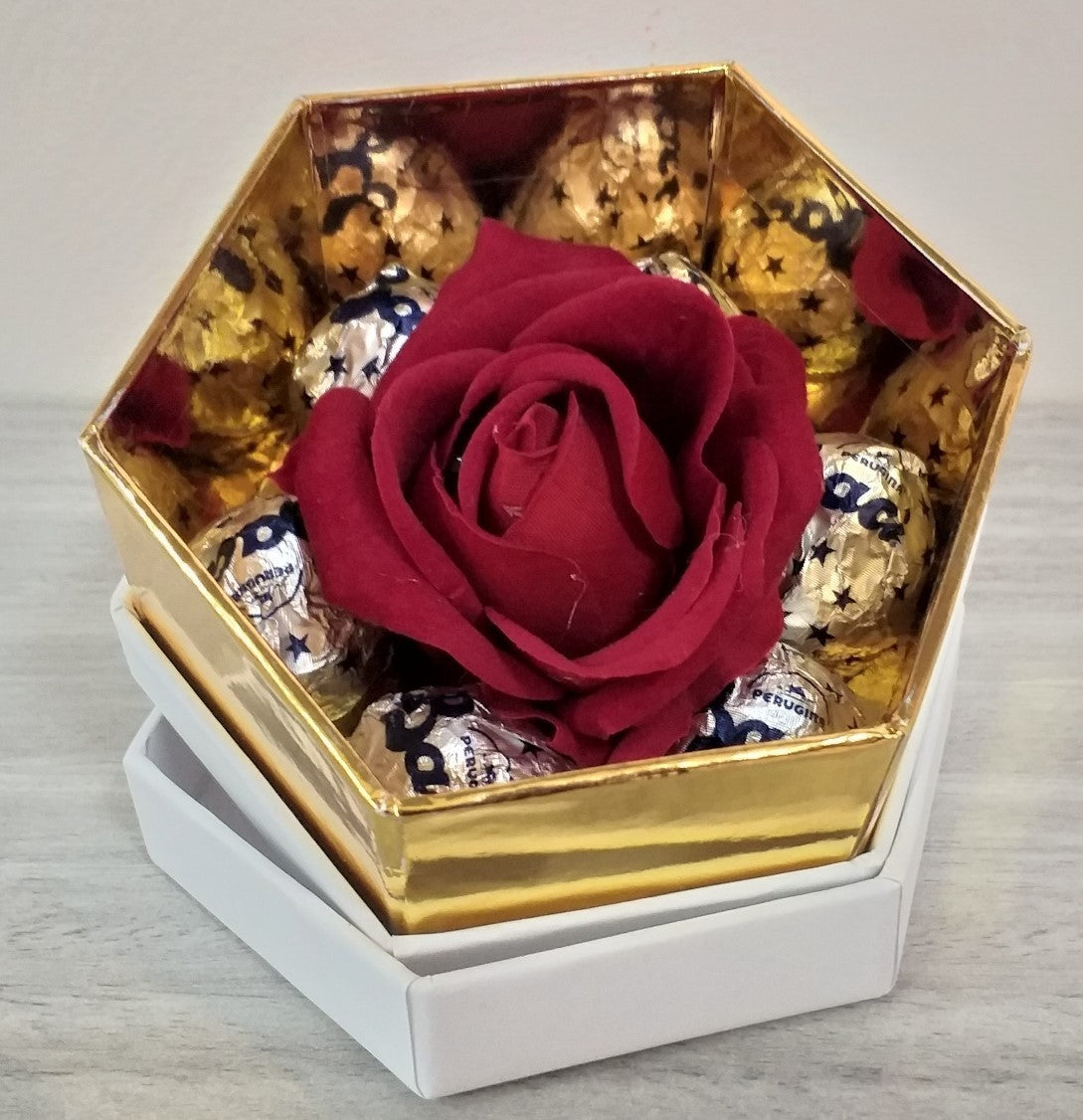 Scatola Esagonale con Rosa Rossa e Cioccolatini Baci Perugina
