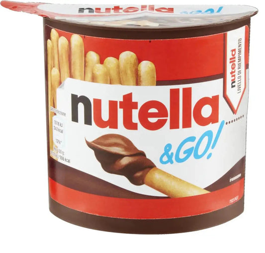 Confezione monoporzione Ferrero Nutella & Go! con crema spalmabile alle nocciole e bastoncini di pane croccanti su sfondo neutro