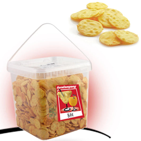 Secchiello trasparente con manico pieno di snack salati EuroCompany Bar e alcuni snack in primo piano su sfondo neutro