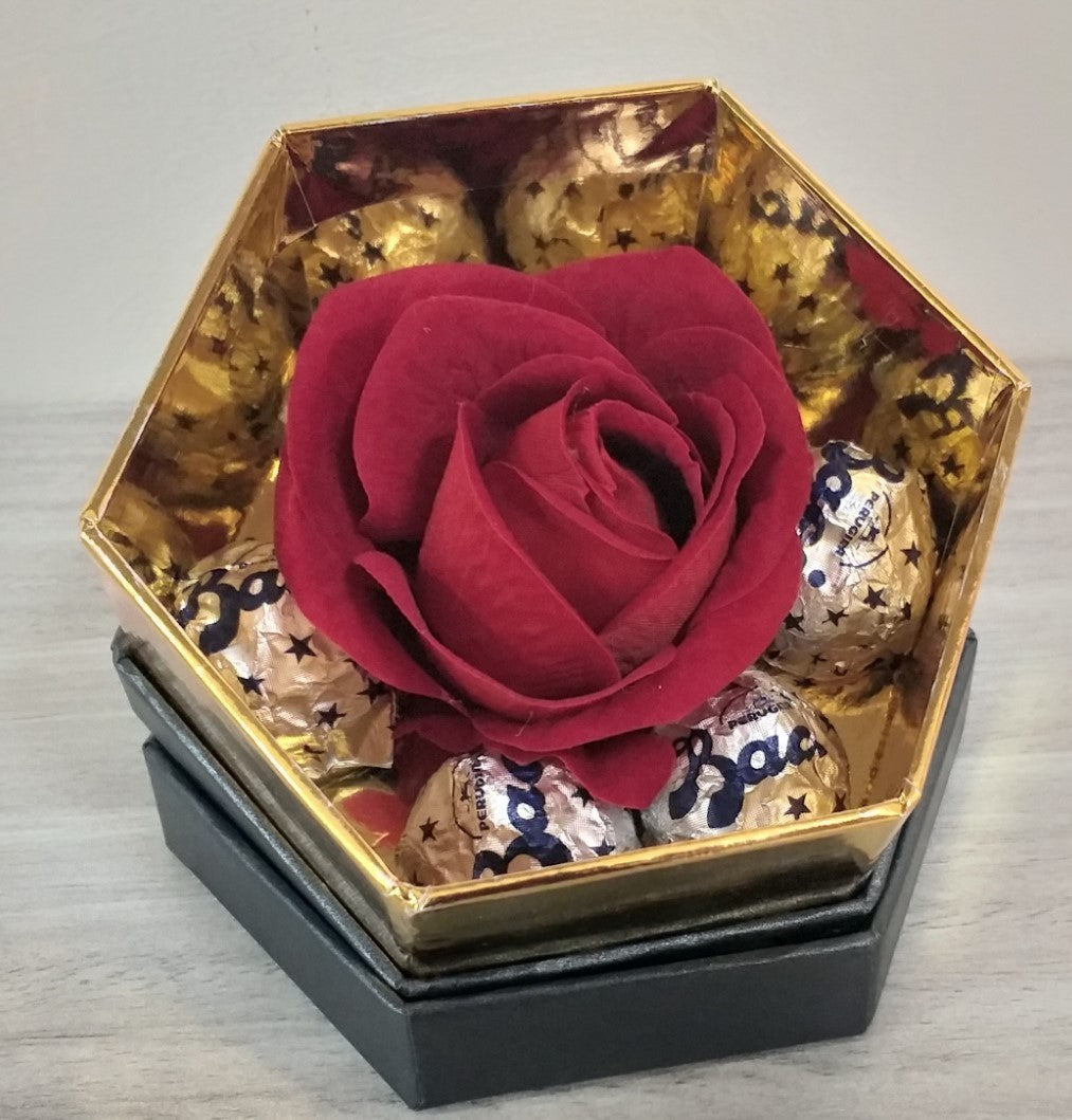 Scatola Esagonale con Rosa Rossa e Cioccolatini Baci Perugina