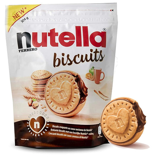 Confezione da 304g di Nutella Biscuits con un biscotto in primo piano che mostra il cuore cremoso di Nutella su sfondo neutro