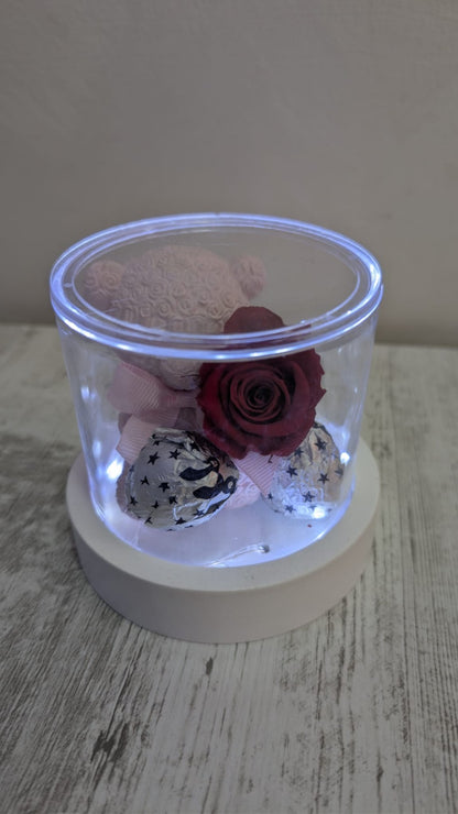 Cofanetto in Acrilico con Orsetto, Rosa Stabilizzata e Cioccolatini su Base Luminosa