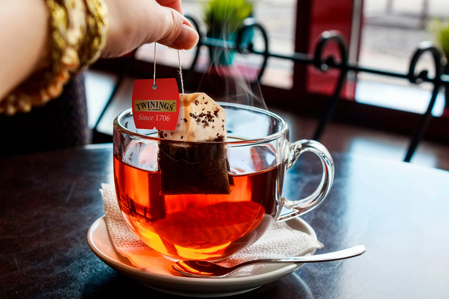 Twinings Benessere Coccole della Sera con Vitamina B3 - Infuso Aromatizzato Vaniglia, Camomilla, Radice di Cicoria e Spezie