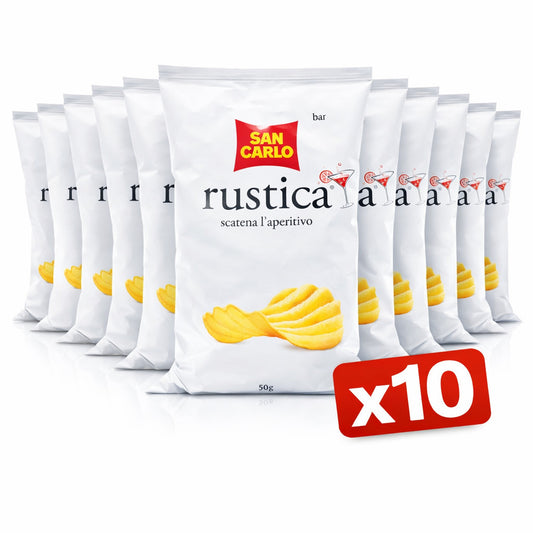 Una composizione di 10 bustine di San Carlo Rustica da 50g disposte a semicerchio su sfondo bianco, con l'iconica grafica dedicata all'aperitivo e il dettaglio delle patatine ondulate.
