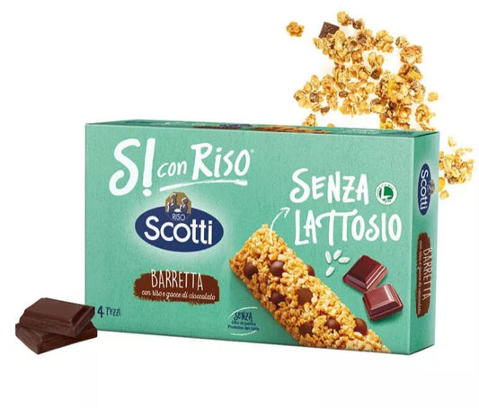 Confezione di barrette Riso Scotti Sì! con Riso e gocce di cioccolato, mostrate insieme a una barretta aperta e pezzi di cioccolato fondente su sfondo verde acqua.