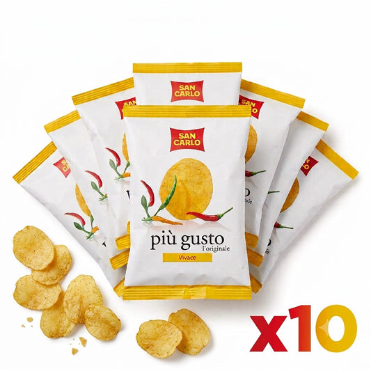 Una composizione di 10 bustine di patatine San Carlo Più Gusto Vivace disposte a ventaglio, con alcune patatine sfuse in primo piano su sfondo bianco.