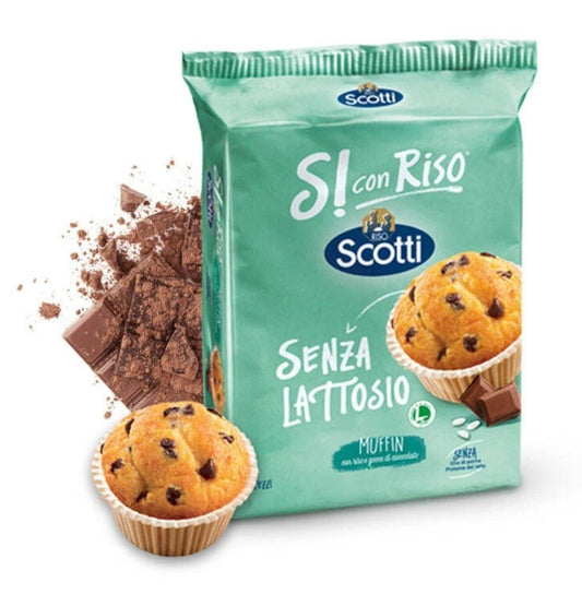 Confezione di Muffin Riso Scotti Sì! con Riso e gocce di cioccolato, accompagnati da un muffin fresco in primo piano e scaglie di cioccolato su sfondo bianco.