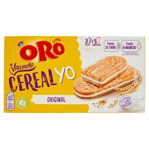 Confezione di biscotti Oro Vitasnella CerealYo gusto Original con farcitura allo yogurt su sfondo neutro