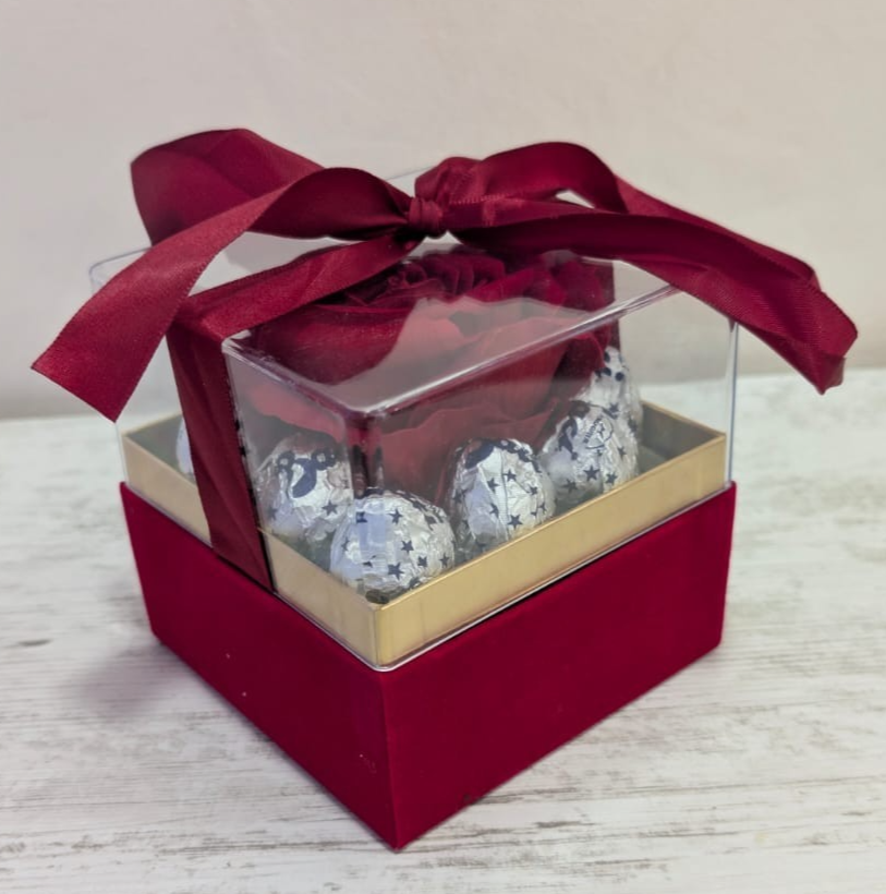 Scatola Rossa con Cioccolato e Rosa Velluto