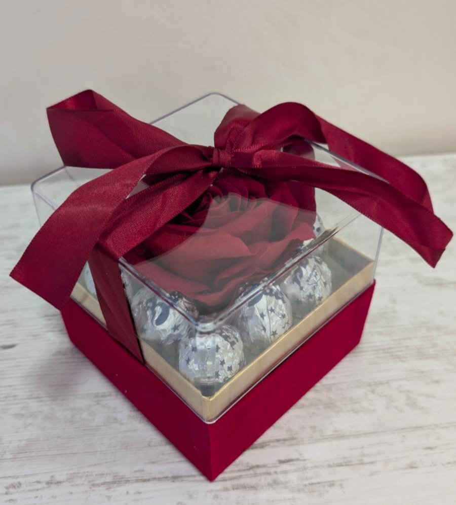 Scatola Rossa con Cioccolato e Rosa Velluto