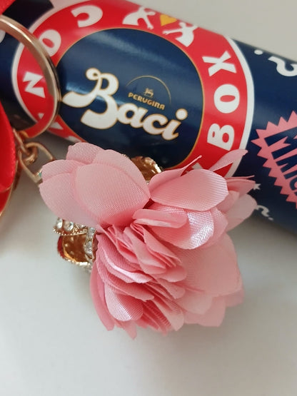 Baci Perugina BaciONbox - Confezione Regalo con Fiocco Rosso e Portachiavi Corona con Nappina Rosa