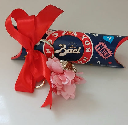 Baci Perugina BaciONbox - Confezione Regalo con Fiocco Rosso e Portachiavi Corona con Nappina Rosa