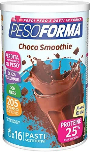 Barattolo di Pesoforma Choco Smoothie (pasto sostitutivo al cioccolato per 16 pasti), con un bicchiere di frullato al cioccolato in primo piano su sfondo azzurro