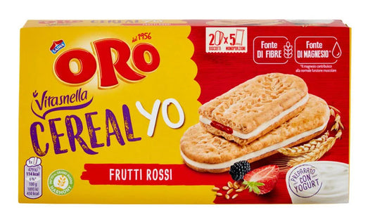 Confezione di biscotti Oro Vitasnella CerealYo ai frutti rossi con farcitura allo yogurt su sfondo neutro