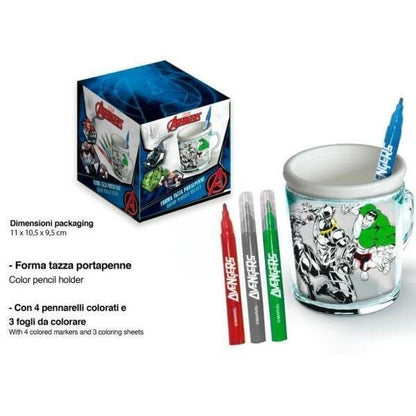 Set creativo Marvel Avengers con confezione regalo, tazza portapenne decorata con supereroi, 4 pennarelli colorati e fogli da colorare su sfondo bianco
