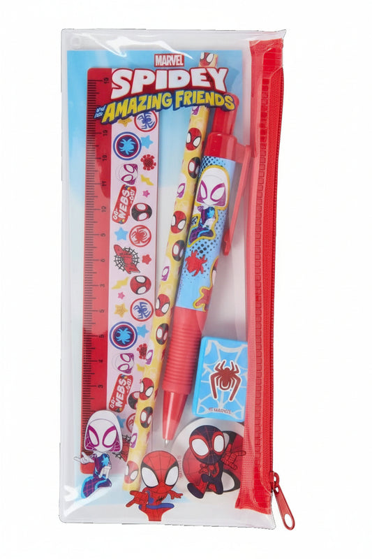 Set cancelleria Spidey and His Amazing Friends in astuccio trasparente con zip rossa, contenente righello, penna, matita e gomma su sfondo bianco