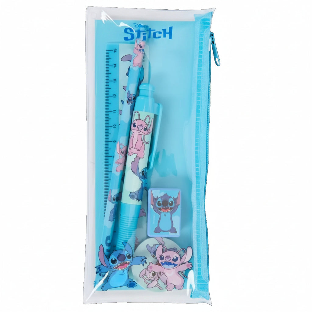 Set cancelleria Disney Stitch in astuccio trasparente con zip azzurra, contenente righello, penna, matita e gomma su sfondo bianco