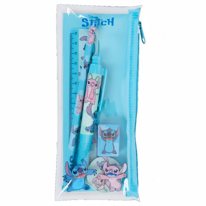 Set cancelleria Disney Stitch in astuccio trasparente con zip azzurra, contenente righello, penna, matita e gomma su sfondo bianco