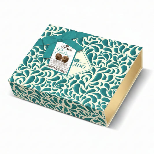 Confezione regalo quadrata Socado Praline con motivo verde e bianco, decorata con un nastro e un fiocco in tessuto verde su sfondo bianco