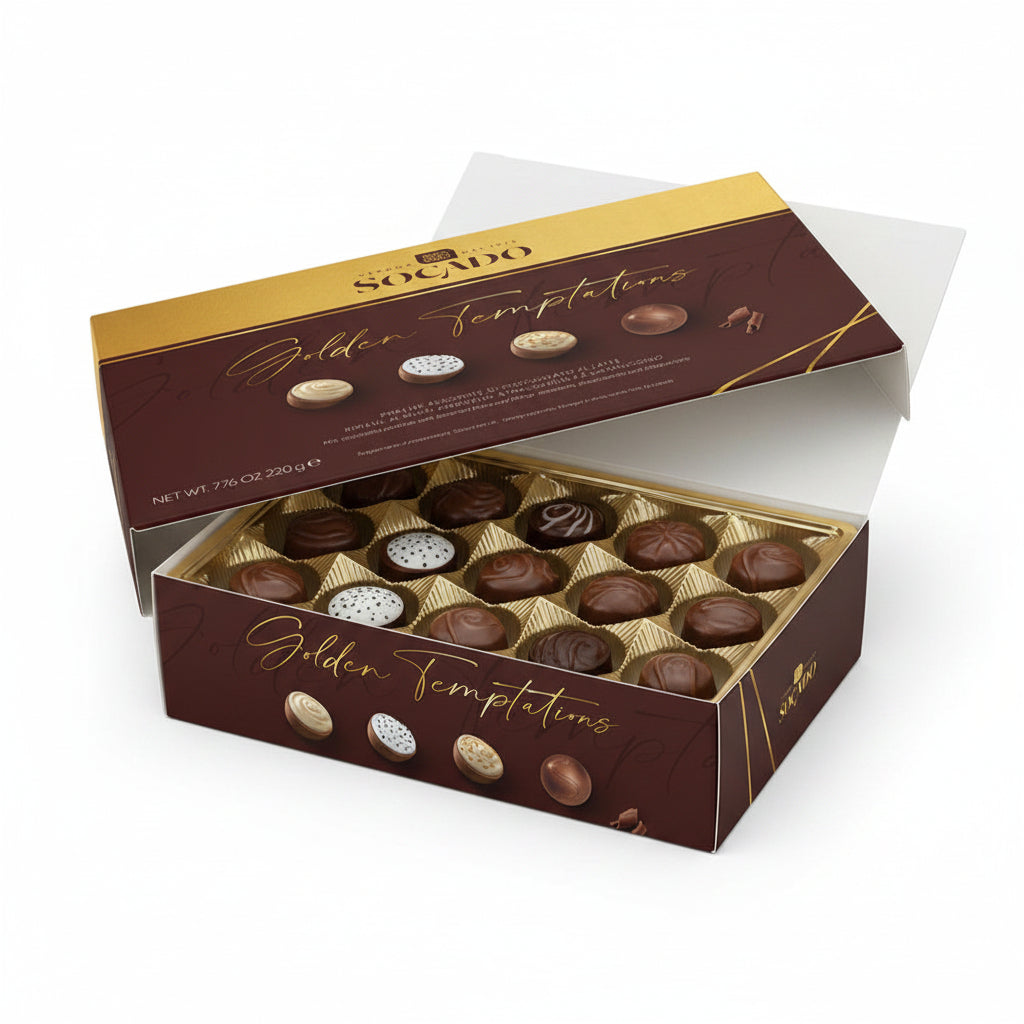 Confezione regalo aperta Socado Golden Temptations marrone e oro con assortimento di praline di cioccolato su vassoio dorato, formato 220g su sfondo bianco