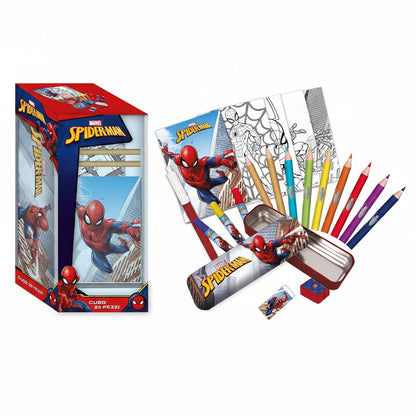 Cubo set cancelleria 25 pezzi Spider-Man con astuccio in metallo, matite colorate, fogli da colorare e confezione decorata su sfondo bianco
