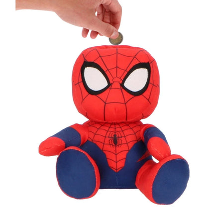 Salvadanaio in peluche di Spider-Man in versione chibi mentre una mano inserisce una moneta nella fessura sulla testa