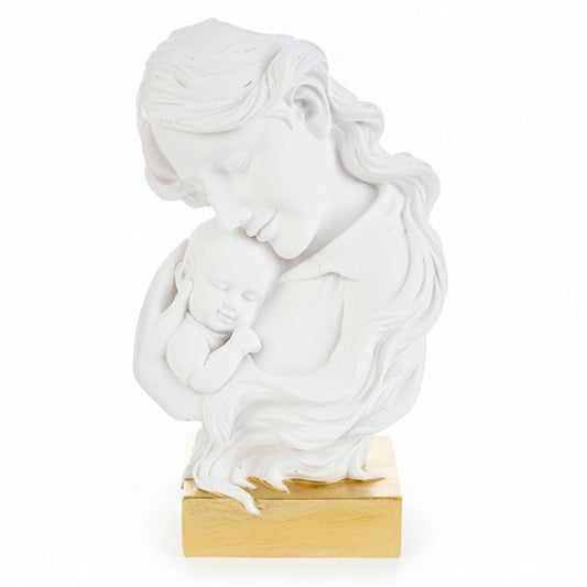 Statua scultura decorativa bianca raffigurante una madre che abbraccia il suo bambino, poggiata su una base dorata su sfondo bianco
