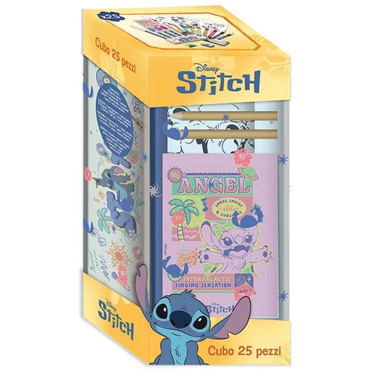 Cubo set cancelleria 25 pezzi Disney Stitch con blocco note, matite e confezione decorata con Stitch e Angel su sfondo bianco