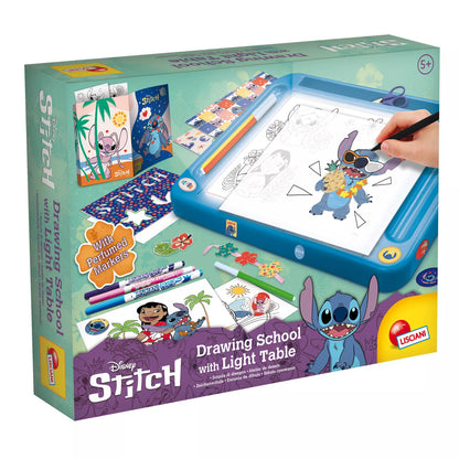 Confezione e contenuto del kit creativo Stitch Drawing School con lavagna luminosa, stencil e pennarelli profumati marca Lisciani