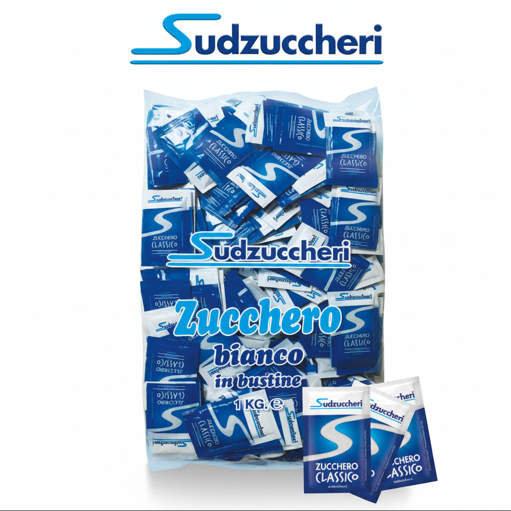 Confezione trasparente da 1 KG di zucchero bianco classico in bustine blu Sudzuccheri con due bustine in primo piano su sfondo bianco