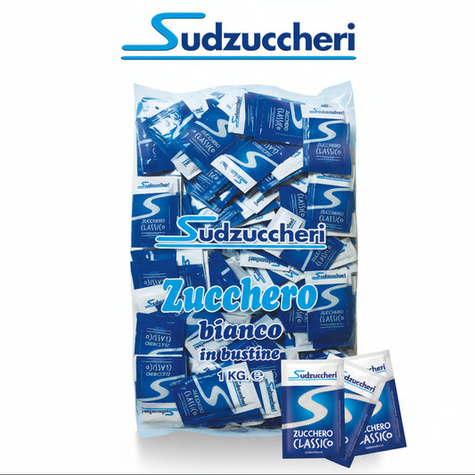 Confezione trasparente da 1 KG di zucchero bianco classico in bustine blu Sudzuccheri con due bustine in primo piano su sfondo bianco