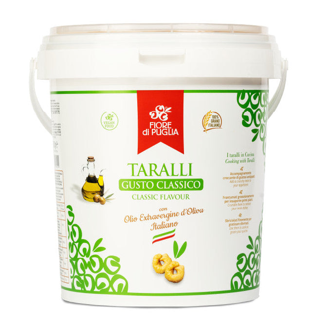 Secchiello bianco con manico di Taralli Gusto Classico Fiore di Puglia con olio extravergine d'oliva e decorazioni verdi su sfondo bianco