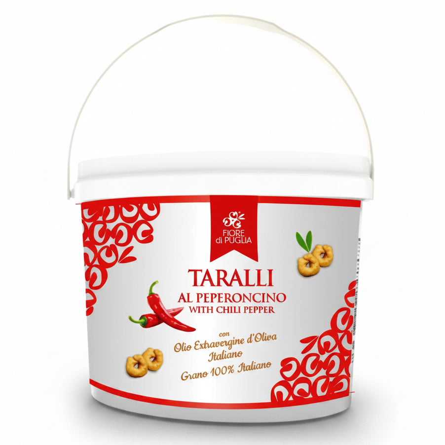 Secchiello bianco con manico di Taralli al Peperoncino Fiore di Puglia con decorazioni rosse, peperoncini e taralli su sfondo bianco
