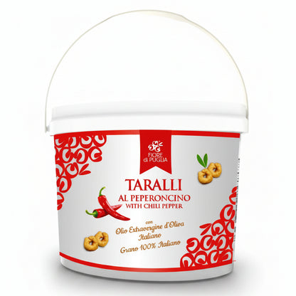 Secchiello bianco con manico di Taralli al Peperoncino Fiore di Puglia con decorazioni rosse, peperoncini e taralli su sfondo bianco