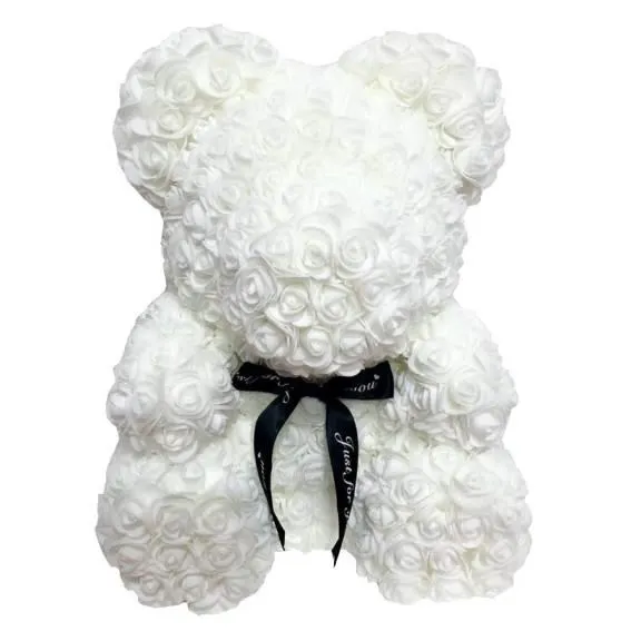 Orsetto decorativo realizzato interamente con rose artificiali bianche, arricchito da un elegante nastro in tessuto nero al collo su sfondo bianco