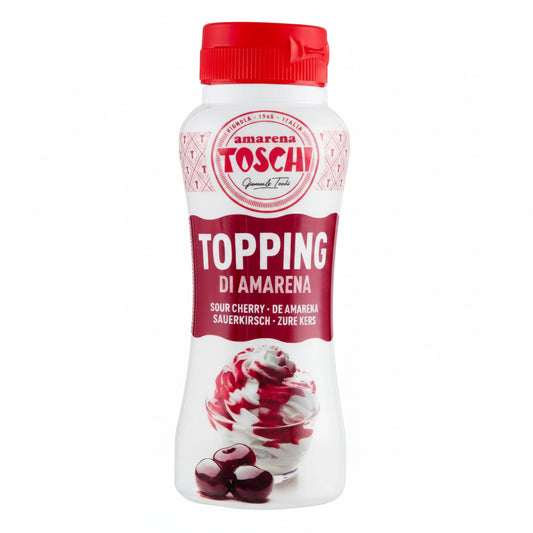 Flacone bianco e rosso di Topping di Amarena Toschi con grafica di gelato guarnito e amarene fresche su sfondo bianco