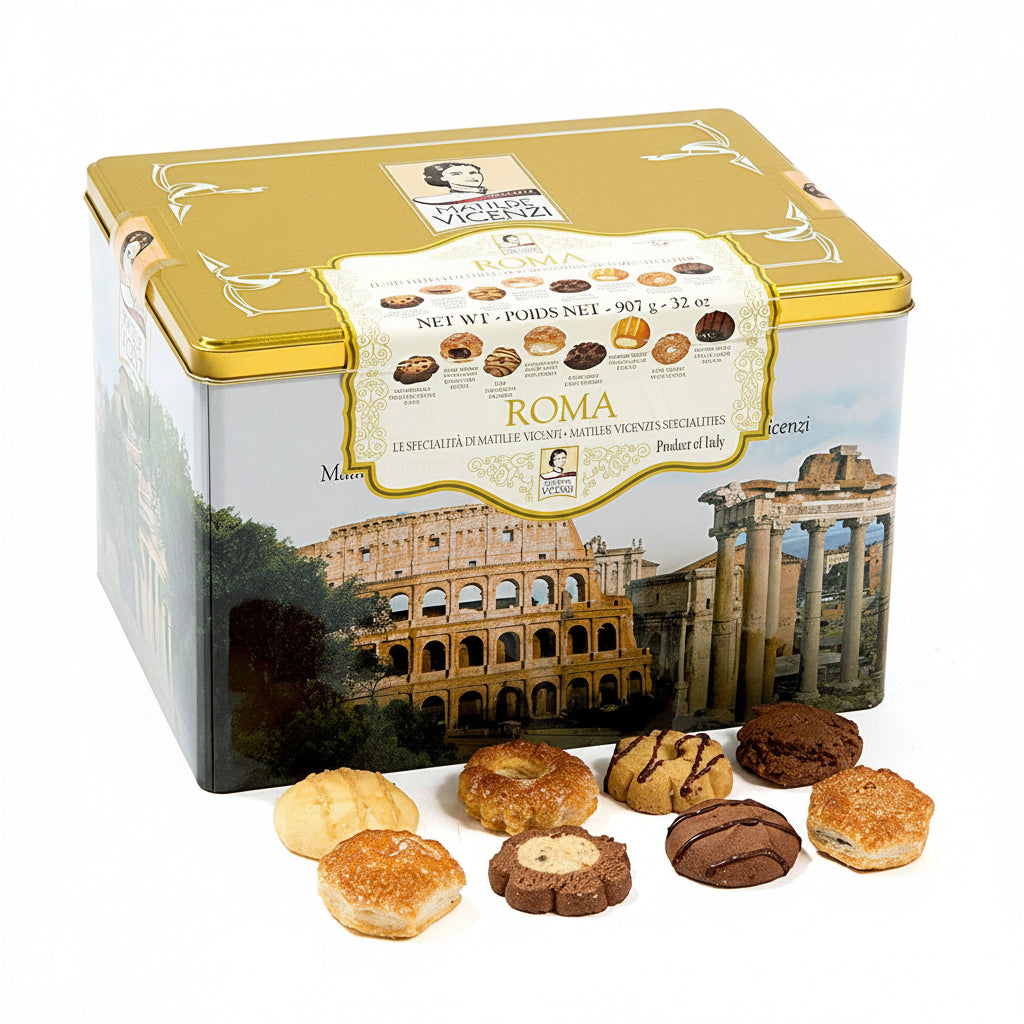 Grande scatola in latta rettangolare Matilde Vicenzi Roma da 907g con immagini dei monumenti di Roma, coperchio dorato e biscotti assortiti disposti in primo piano su sfondo bianco