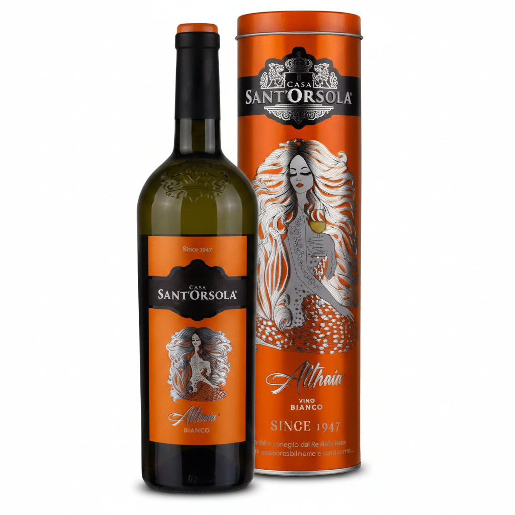 Bottiglia di vino bianco Casa Sant'Orsola Althaia con etichetta arancione e nera affiancata al suo elegante astuccio cilindrico in latta coordinato su sfondo bianco